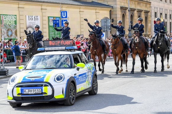 Oktoberfest - Pressemobil und Reiterstaffel Polizeipr�sidium beim Trachten- und Sch�tzenzug anl��lich des 188. Oktoberfestes am 17.09.2023 in M�nchen, Deutschland, Oberbayern M�nchen Odeonsplatz &amp; ...
