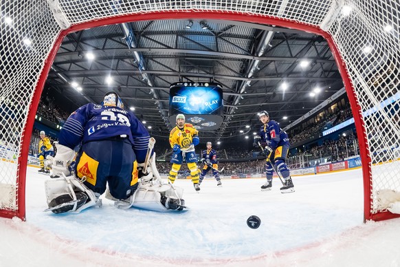 Davos Enzo Corvi, nicht im Bild, erzielt das Tor zum 0:2 gegen Zugs Torhueter Leonardo Genoni im Eishockey Qualifikationsspiel der National League zwischen dem EV Zug und dem HC Davos am Samstag, 10.  ...