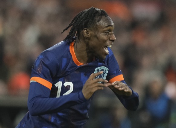 Netherlands&#039; Jeremie Frimpong celebrates scoring his side&#039;s second goal with Netherlands&#039; Lutsharel Geertruida, right, during the international friendly soccer match between The Netherl ...