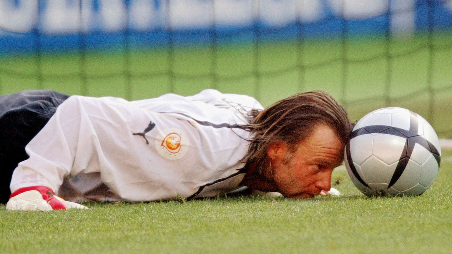 JAHRESRUECKBLICK 2004 - SPORT EURO - JOERG STIEL'S FLIRT IM SPIEL GEGEN KROATIEN: Switzerland's goalkeeper Joerg Stiel playfully stops the ball with his head after nearly getting caught out  ...