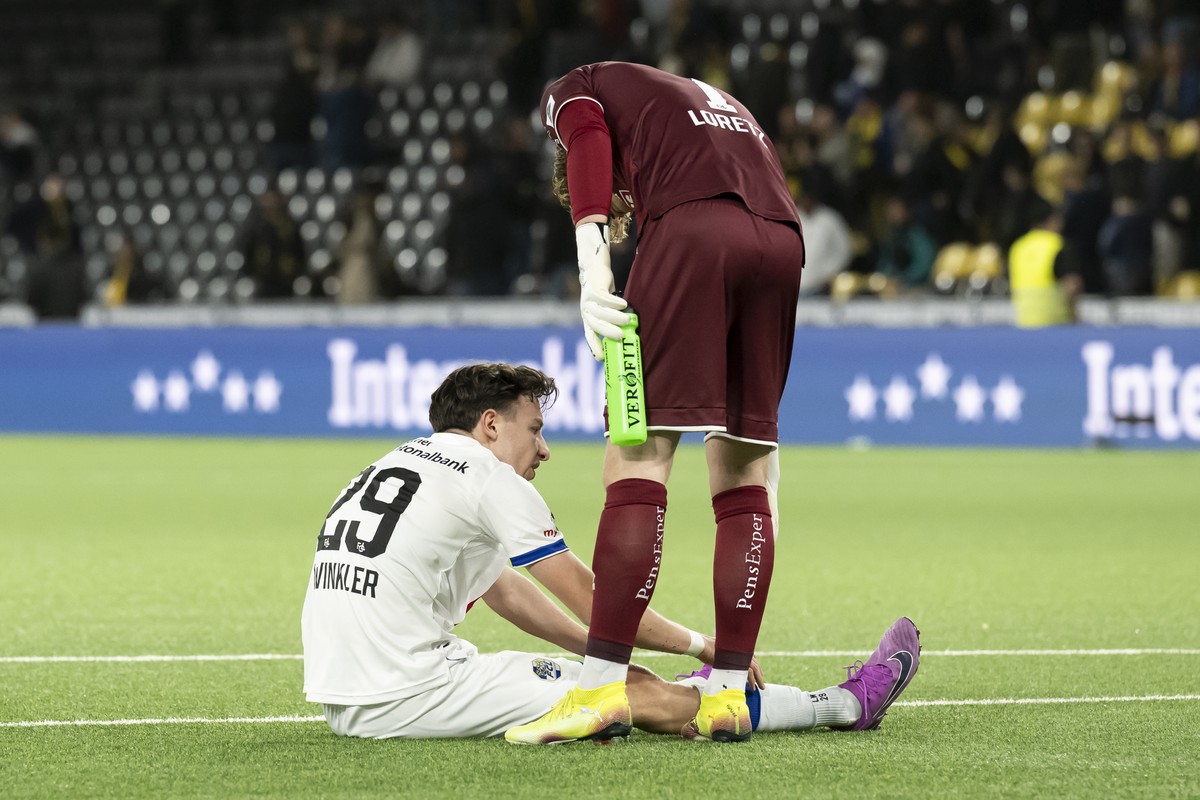 Levin Winkler (FCL), links, und Torhueter Pascal Loretz (FCL), rechts, reagiert nach der Niederlage zum 1-2, im Fussball Meisterschaftsspiel der Swiss Super League zwischen BSC Young Boys, YB, und Luz ...