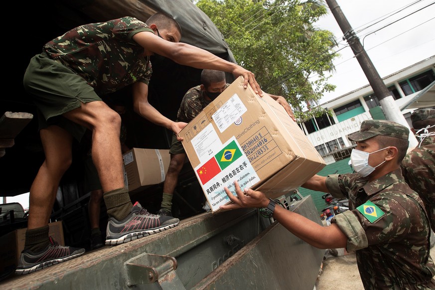 Das brasilianische Militär bringt Mitte Juni Schutzmaterial in ein Spital. 