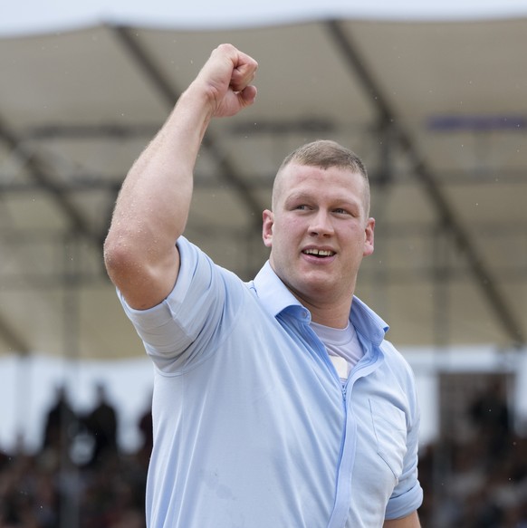 Pirmin Reichmuth feiert seinen Sieg im Schlussgang gegen Marc Lustenberger beim 105. Luzerner Kantonalen Schwingfest vom Sonntag, 25. Mai 2025 in Root im Kanton Luzern. (KEYSTONE/Urs Flueeler)
