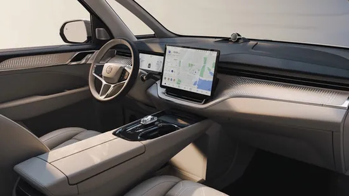 Der Innenraum hat klare Linien und kommt mit dem Volvo-typischen Schalthebel aus Orrefors-Glas.