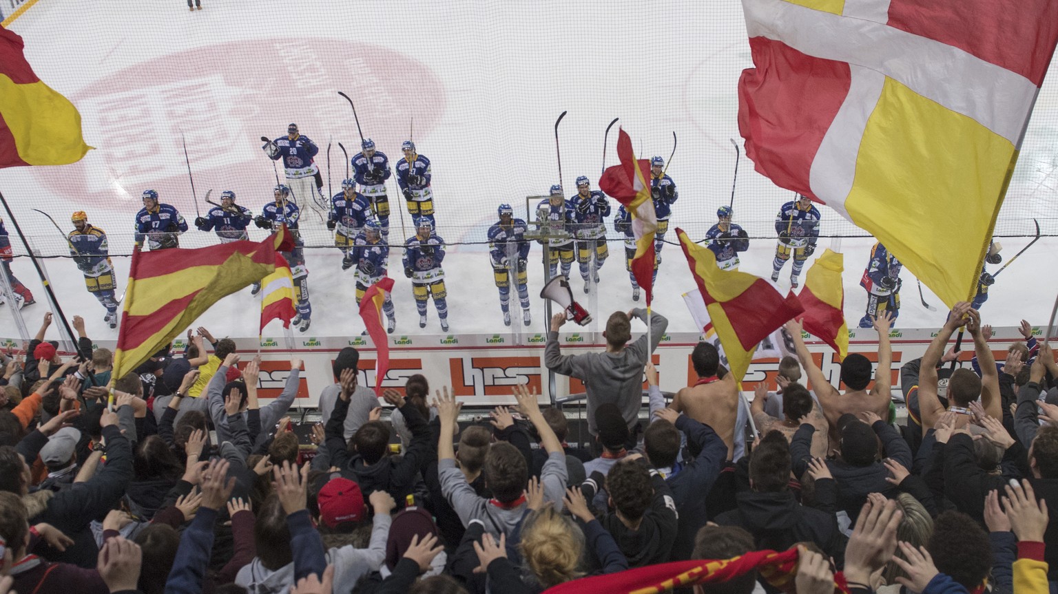 Biels Spieler bedanken sich bei den Fans, nach dem Eishockey National League A Spiel zwischen dem EHC Biel und Lausanne HC, am Dienstag, 6. Dezember 2016, in der Tissot Arena in Biel. (KEYSTONE/Marcel ...