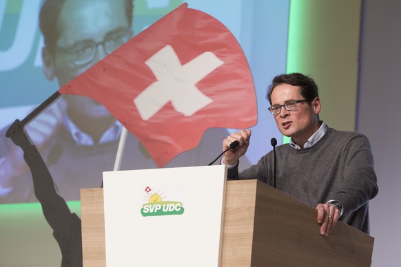 SVP-Nationalrat Roger Koeppel aeussert sich zum Asylgesetz an der SVP-Delegiertenversammlung am Samstag, 23. April 2016, in Langenthal. (KEYSTONE/Lukas Lehmann)