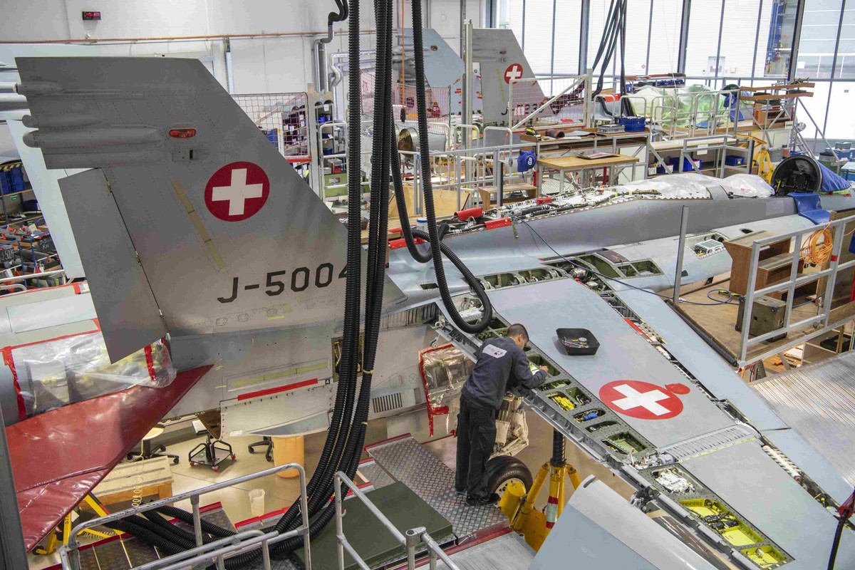 Un mécanicien de Ruag travaille ici sur la maintenance d'un avion McDonnell Douglas F/A-18 de l'armée suisse, le mercredi 24 mai 2023.