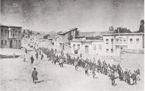 Ein deutscher Reisender fotografiert im April 1915 in Kharpert, wie Osmanen Armenier abführen