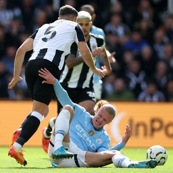 epa11629898 Manchester City?s Erliing Harland (R) vies for the ball with Newcastle?s Fabian Schar (L) during the English Premier League soccer match between Newcastle United and Manchester City, in Ne ...