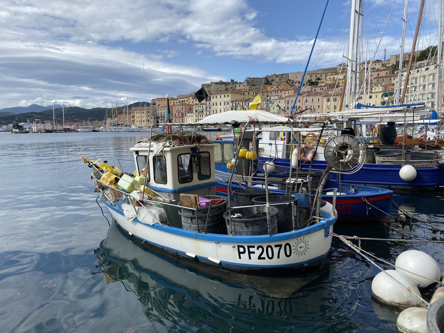 Ein Fischerkahn im Hafen von Portoferraio, dem Hauptort. Elba wird zum Glück nicht von Touristenbombern angeflogen, sondern nur von kleinen (teuren) Gesellschaften.