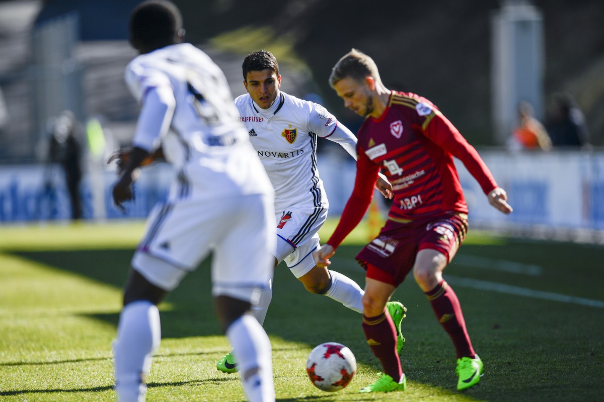 Der Basler Mohamed Elyounoussi, Mitte, gegen Vaduz' Maurice Brunner, rechts im Fussball Super League Spiel zwischen dem FC Vaduz und dem FC Basel, am Sonntag, 5. Maerz 2017, im Rheinpark Stadion  ...
