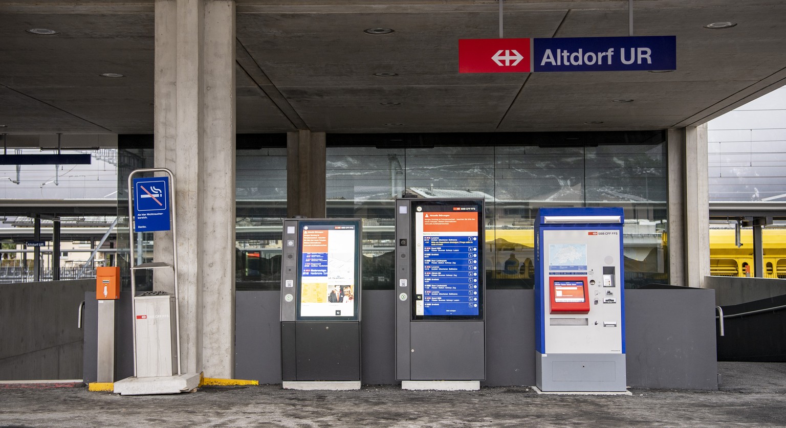 Die Ticket Automaten im Bahnhofgebeaude von Altdorf anlaesslich der Eroeffnung des neuen Urner Kantonsbahnhof Altdorf vom Samstag, 11. Dezember 2021 in Altdorf. Der Bahnhof Altdorf ersetzt ab morgen S ...