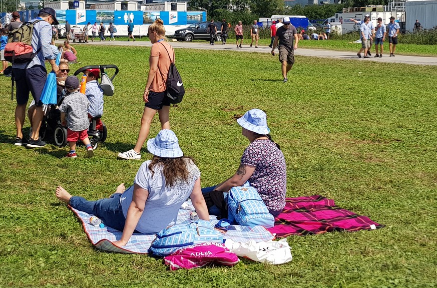 Passend zum Hut haben diese Besucherinnen auch einen Edelweiss-Rucksack.