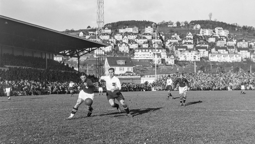 Zweikampf im Spiel der Schweiz gegen Oesterreich im Hardturm-Stadion in Zuerich, aufgenommen am 8. November 1936. Die Schweiz, dunkles Dress, verliert das Laenderspiel gegen Oesterreich mit 1:3. (KEYS ...