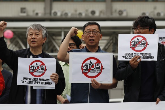 epa06740883 South Korean people hold placards during a protest near the US embassy in Seoul, South Korea, 16 May 2018. According to media reports on 15 May 2018, North Korea announced that it has canc ...