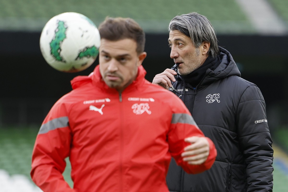 Switzerland's head coach Murat Yakin, back and his player Xherdan Shaqiri during a training session one day ahead of the international friendly soccer match between Ireland and Switzerland at the ...