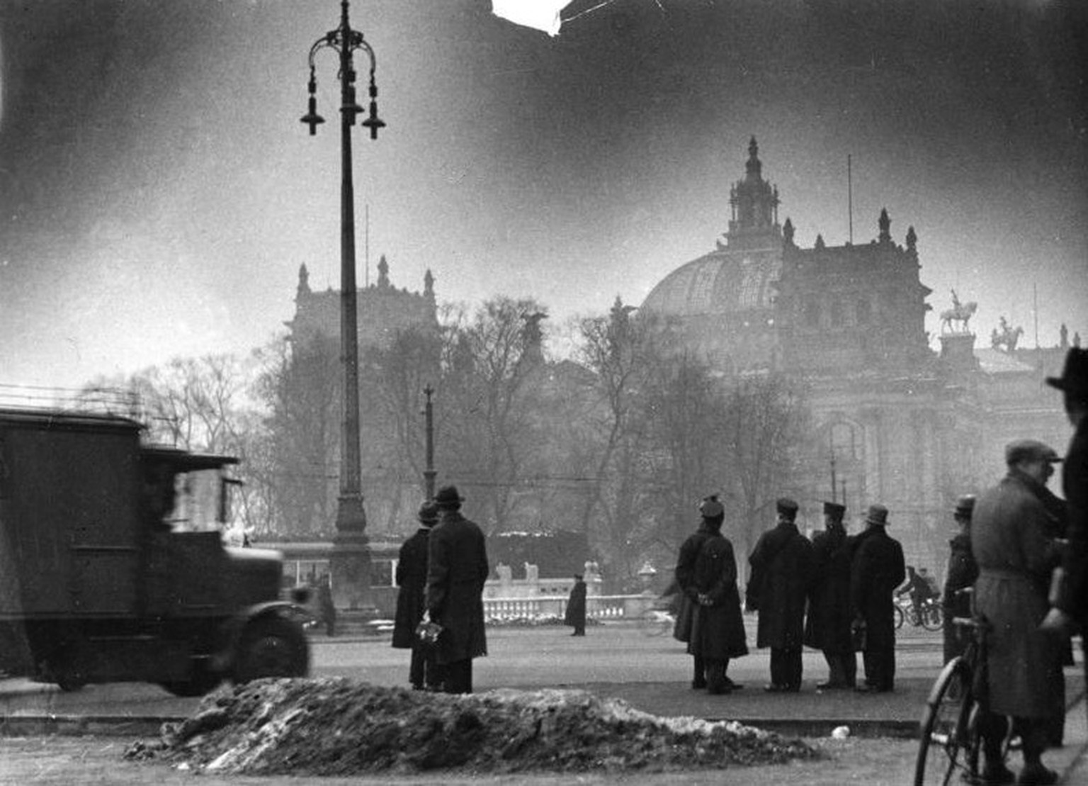 Reichtagsbrand: Unbestritten sind die politischen Folgen. Bereits am 28. Februar 1933 wurde die Verordnung des Reichspräsidenten zum Schutz von Volk und Staat (Reichstagsbrandverordnung) erlassen. Dam ...