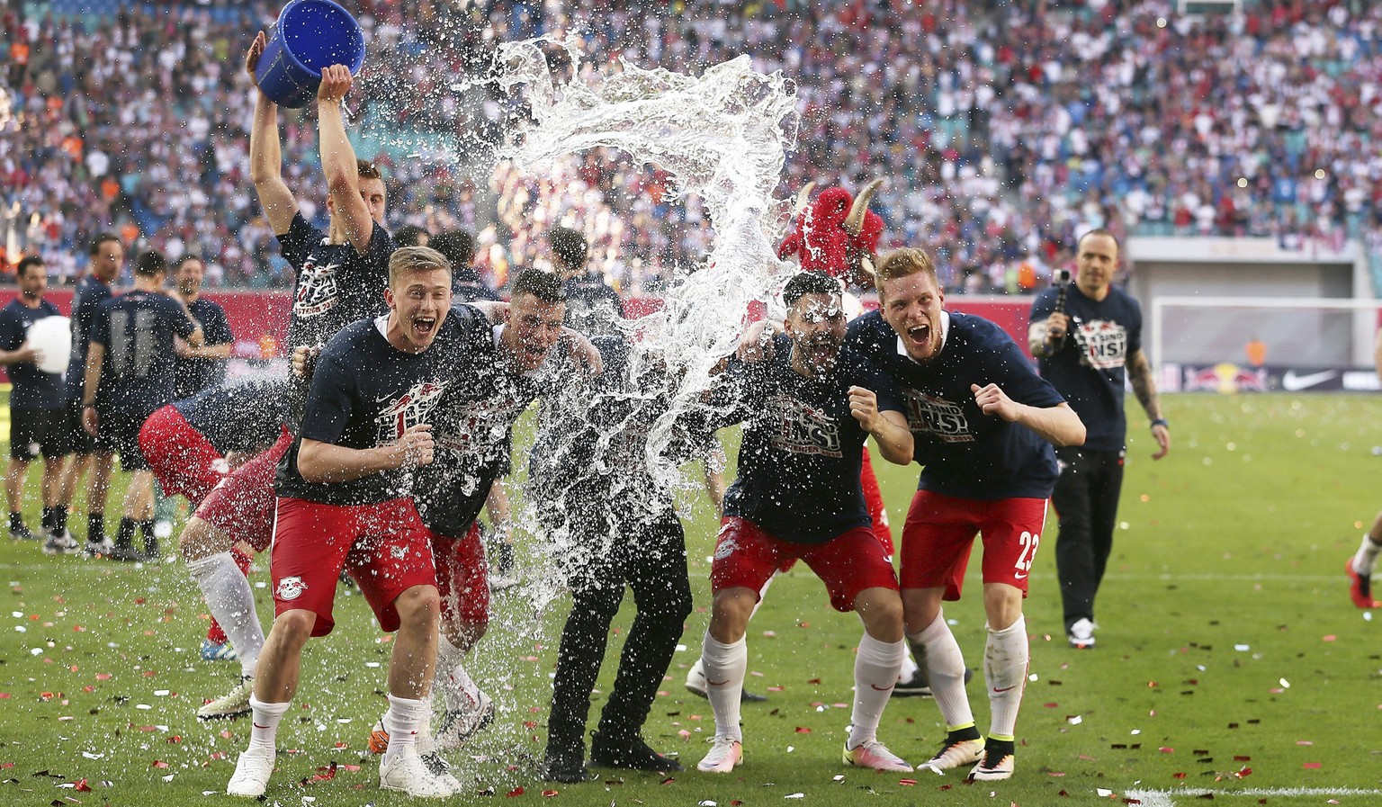 Endlich in der 1. Liga: Die Roten Bullen feiern den dritten Aufstieg in vier Jahren.