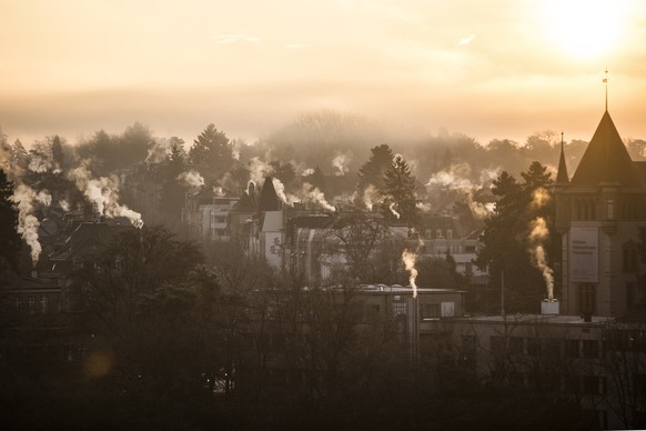 Rauchende Schornsteine in der Stadt Bern, am Mittwoch, 14. Dezember 2016. (KEYSTONE/Peter Klaunzer)