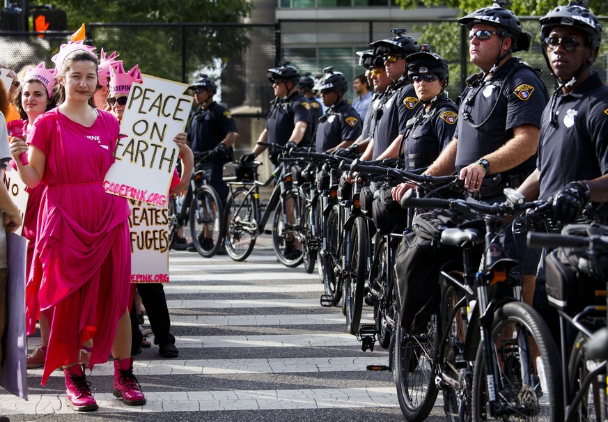 epa05429924 A woman stands in front of a line of police officers during a protest against the Republican National Convention, before the start of the political gathering, in Cleveland, Ohio, USA, 17 J ...
