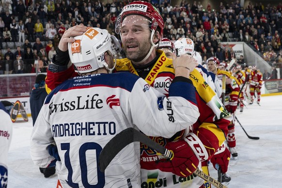 Biels Beat Forster, rechts, und Zuerichs Sven Andrighetto verabschieden sich im vierten Eishockey Playoff Viertelfinal Spiel der National League zwischen dem EHC Biel und den ZSC Lions, am Freitag, 22 ...