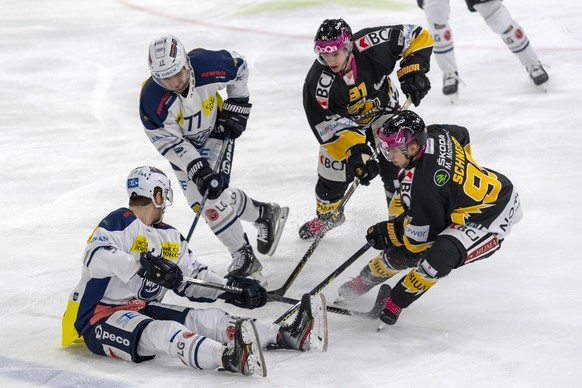 Ambri-Piottas Andre Heim und Yanik Burren gegen Ajoies Steven Macquat und Arnaud Schnegg, von links, beim Eishockey-Qualifikationsspiel der National League zwischen dem HC Ajoie und dem HC Ambri-Piott ...