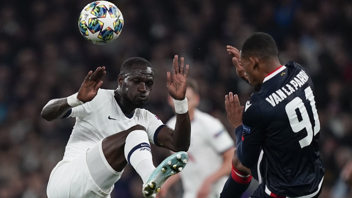 epaselect epa07941394 Tottenham's Moussa Sissoko (L) and Red Star's Rajiv Van la Parra (R) in action during the UEFA Champions League group B soccer match between Tottenham Hotspurs and Red  ...