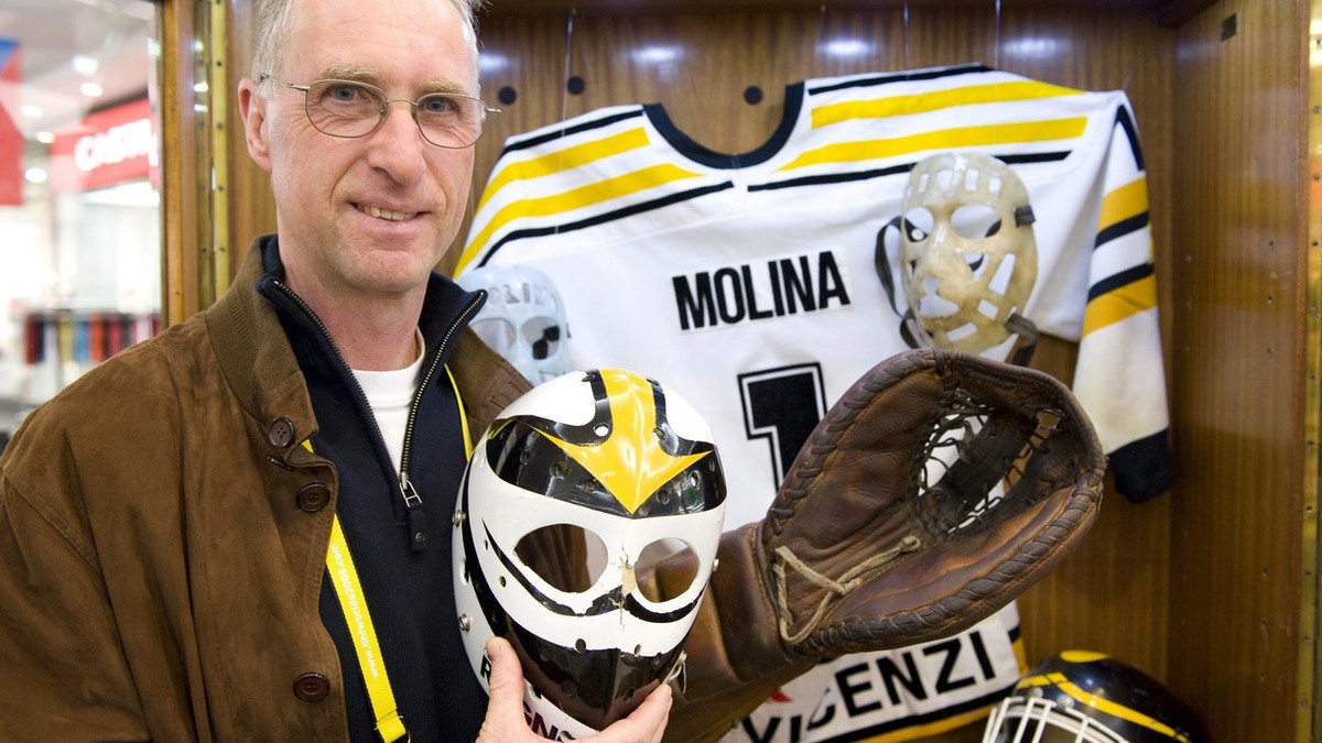 Die Torhueterlegende Alfio Molina, HC Lugano, mit seiner Maske in der Ausstellung "Saving Face", am Mittwoch, 22. April 2009, im Wankdorf-Center in Bern. Die Ausstellung zeigt rund 60 Masken ...