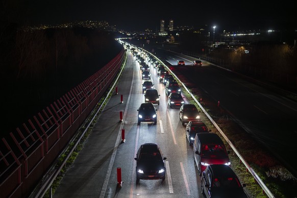Stau auf der Autobahn A13 mit Blick Richtung Chur, aufgenommen am Donnerstag, 2. April 2026, in Felsberg. (KEYSTONE/Gian Ehrenzeller)
