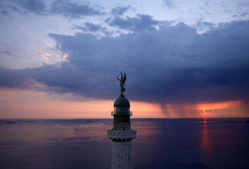 Faro della Vittoria,&nbsp;der Siegesleuchtturm, ist Navigationshilfe und gleichzeitig Denkmal für die im Ersten Weltkrieg gefallenen Marinesoldaten. Auf dem Turm ist zu lesen: «Splendi e ricorda i cad ...