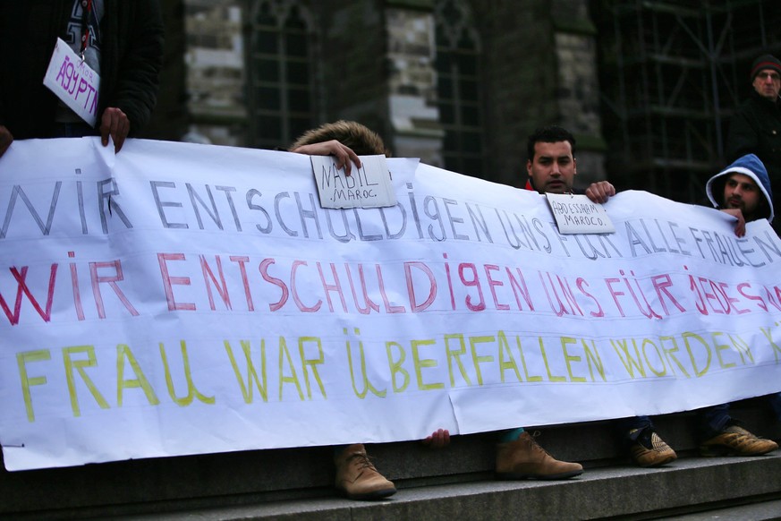 Ägyptische und marokkanische Asylbewerber vor dem Kölner Dom entschuldigen sich für die Übergriffe in der Silvesternacht (12.01.2016).