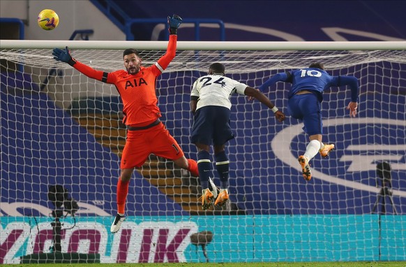 epa08851803 Tottenham goalkeeper Hugo Lloris (L) parades to reject a high ball during the English Premier League soccer match between Chelsea FC and Tottenham Hotspur in London, Britain, 29 November 2 ...