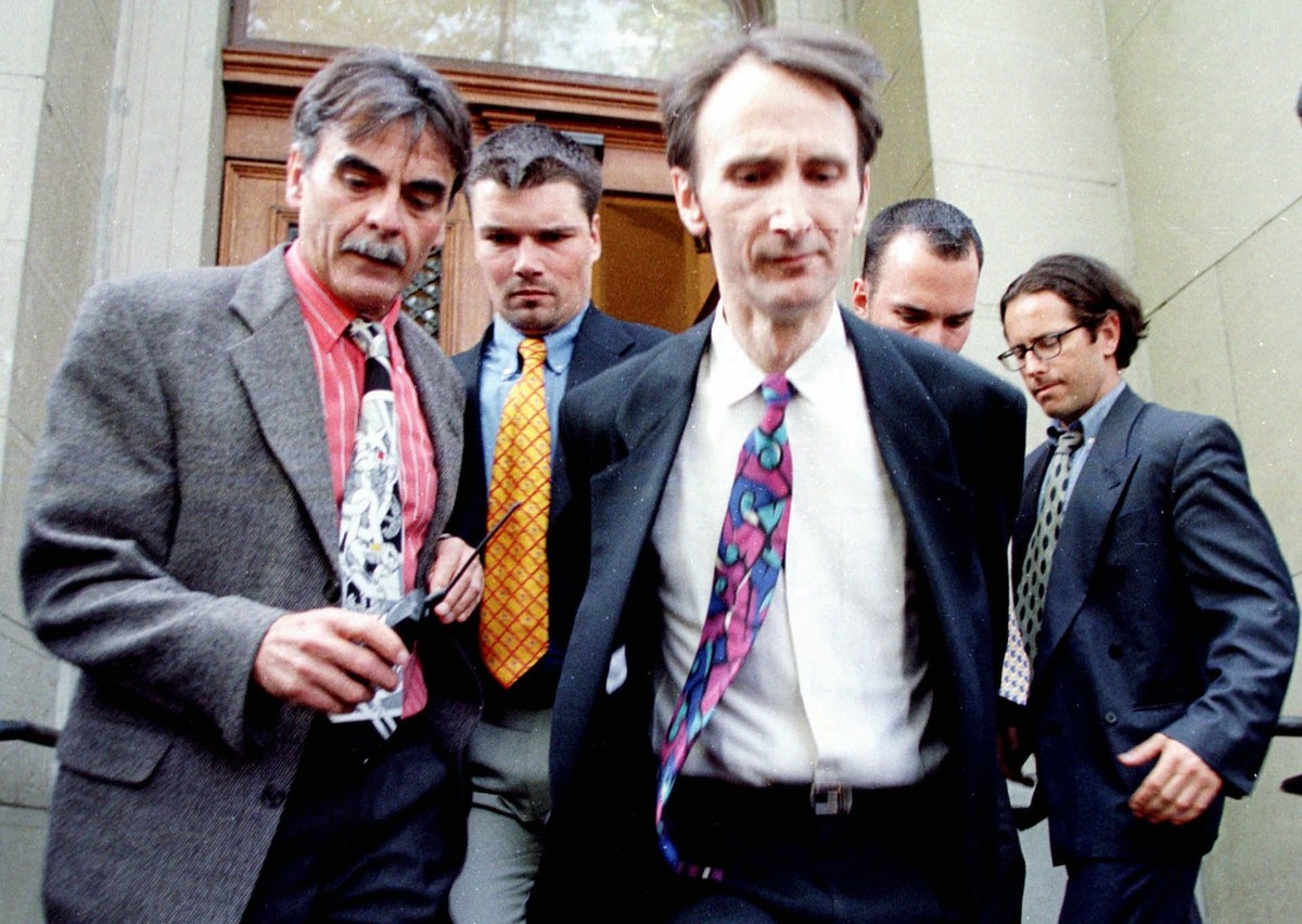 René Osterwalder (au centre), accusé d'abus sexuels sur des enfants, quitte le tribunal de Zurich, mardi 19 mai 1998.