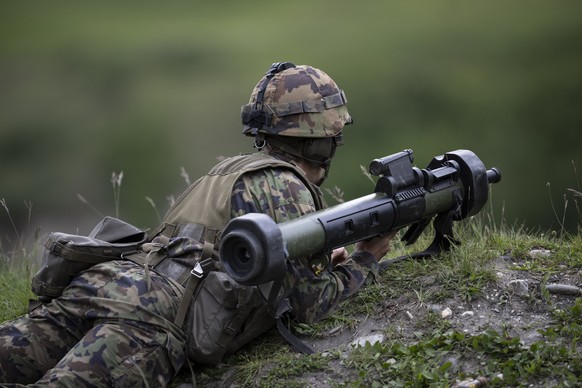 Ein Soldat des Gebirgsinfanterie Bataillon 29 der Schweizer Armee mit einer Panzerabwehrwaffe bei einem Gefechtsschiessen, aufgenommen am Dienstag, 27. Mai 2025, in Chur. (KEYSTONE/Gian Ehrenzeller).