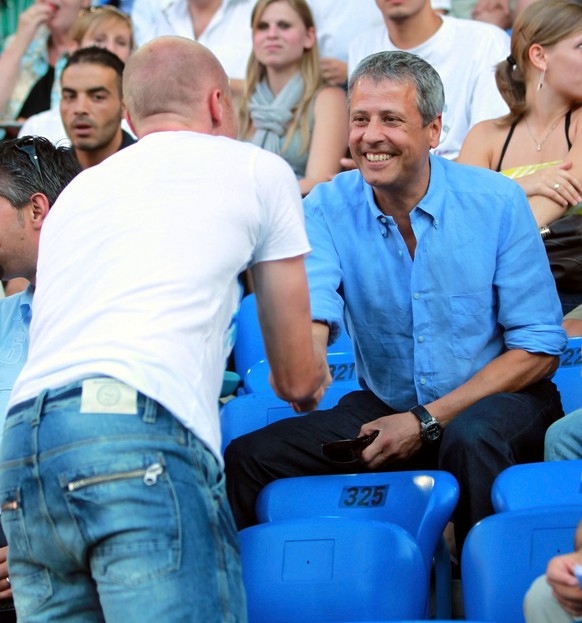 Zuerichs Ludovic Magnin begruesst Lucien Favre auf der Tribune . (KEYSTONE/EQ IMAGES/)