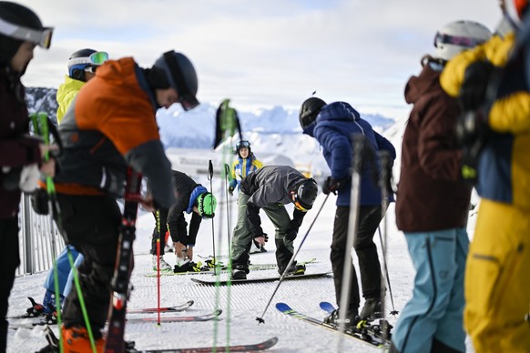 Wintersportler machen sich bereit vor der ersten Abfahrt, bei der Eroeffnung der Skisaison, am Samstag, 19. November 2022, auf Parsenn in Davos. (KEYSTONE/Gian Ehrenzeller)