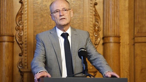 Bundesanwalt Stefan Blaettler spricht waehrend einem Point de Presse nach der Erneuerungswahl der Bundesanwaltschaft durch die vereinigte Bundesversammlung in der Sommersession der Eidgenoessischen Ra ...