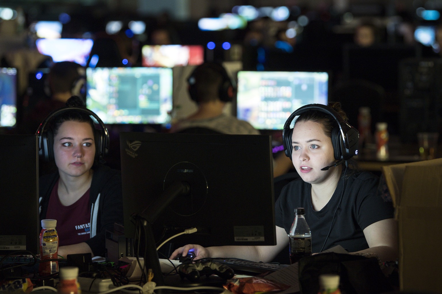 epa07087945 Computer games enthusiasts play during the lan-party at the Herofest, in Bern, Switzerland, 12 October 2018. EPA/PETER SCHNEIDER