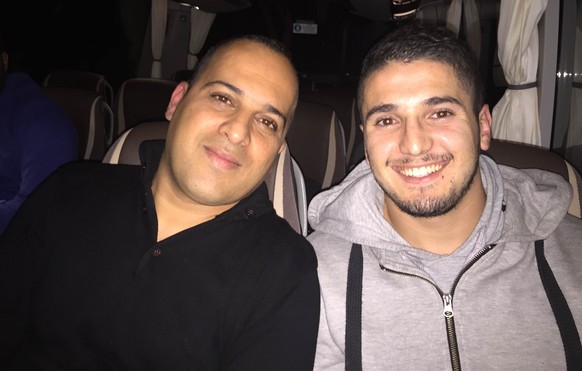 Farouk Amarouche (37) und&nbsp;Fayçal Bouzid (26) im Fernbus nach Paris.<br data-editable="remove">