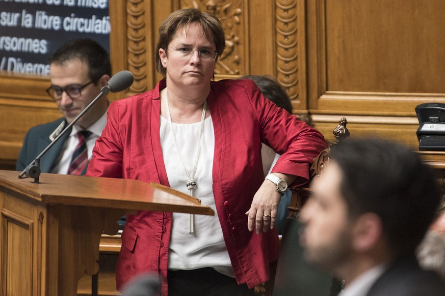 Nationalraetin Magdalena Martullo-Blocher, SVP-GR, links, verfolgt die Rede von Ratskollege Cedric Wermuth, SP-AG, waehrend der Diskussion zum Auslaendergesetz und der Steuerung der Zuwanderung und Vo ...