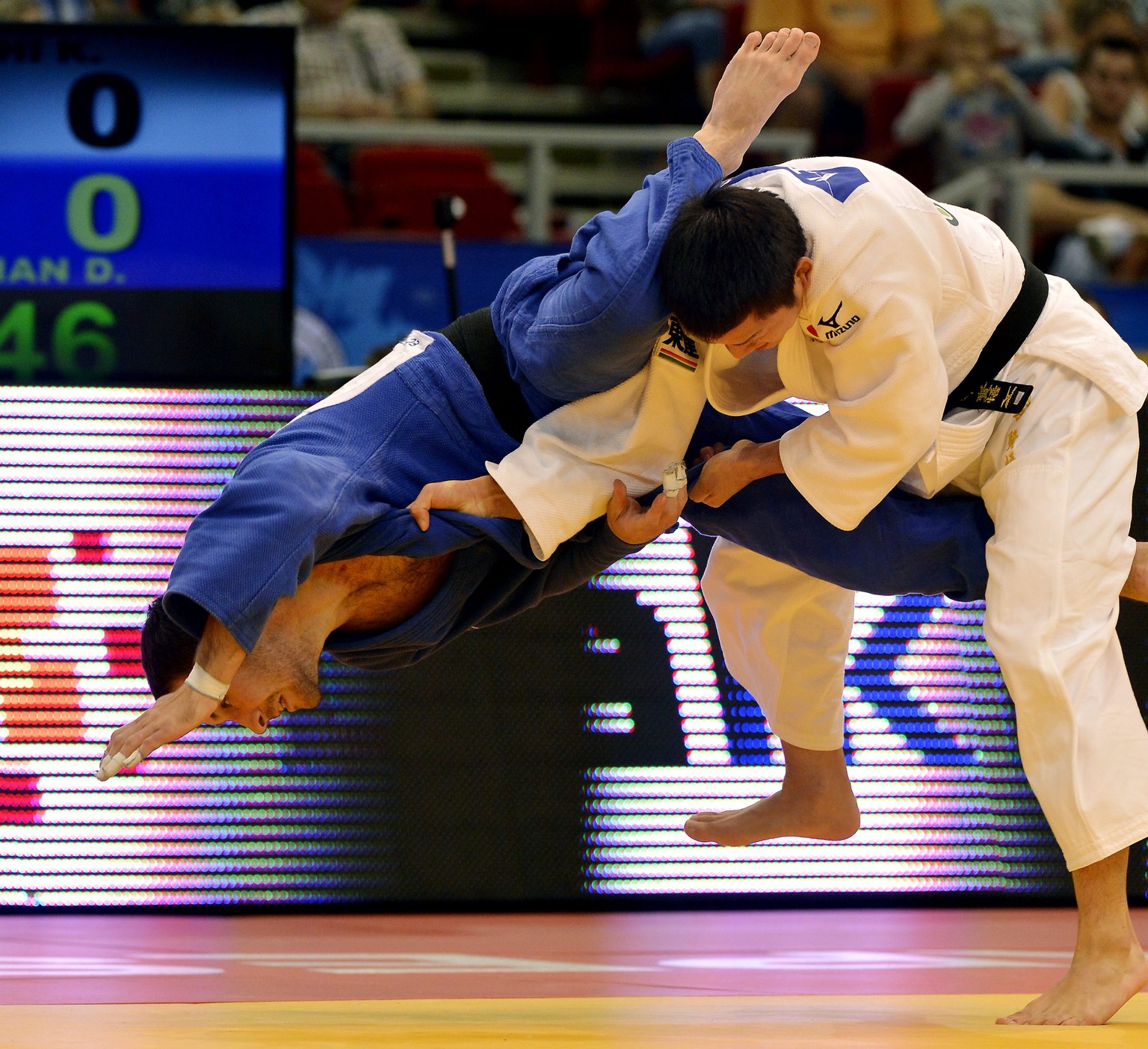 Der japanische Juduoka Kengo Takaichi legt seinen weissrussischen Herausforderer Dzmitry Scherdan auf die Bretter. Ein beispielloser Sturzflug.