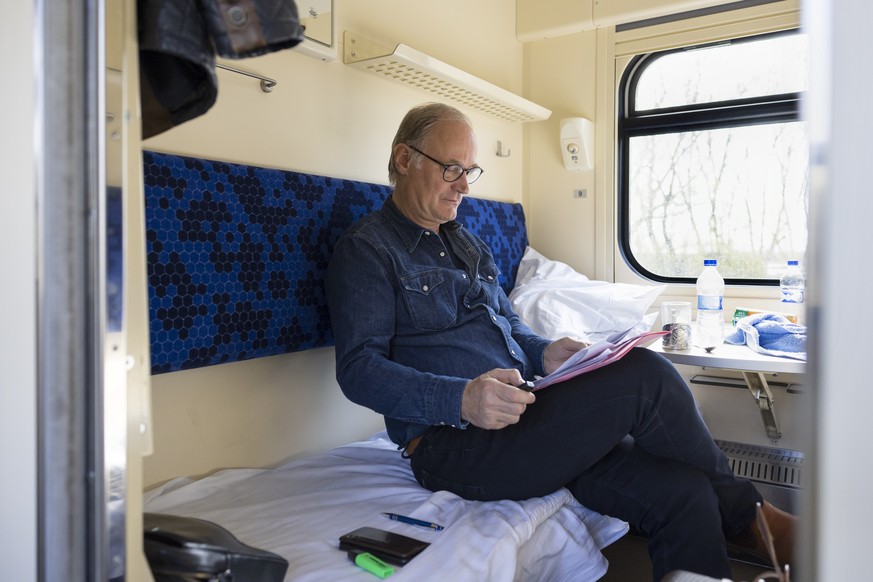 Nationalrat Yves Nidegger arbeitet in seinem Abteil, kurz vor der Ankunft in Kiew.