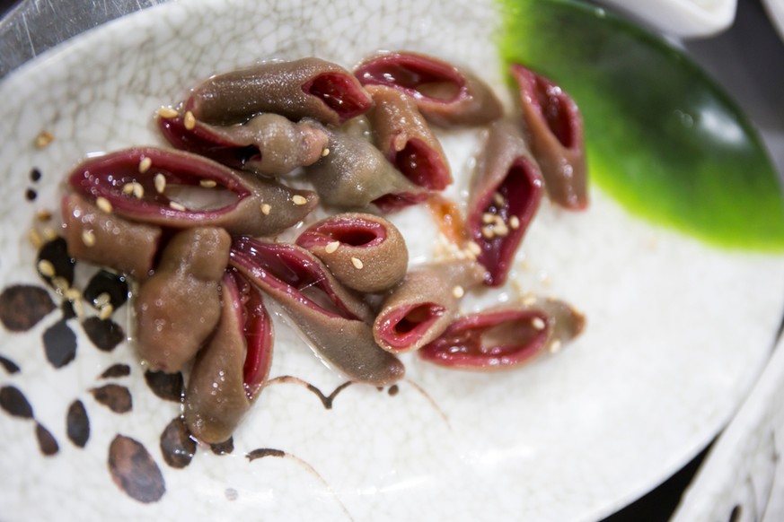 Der Igelwurm Urechis unicinctus wird in der koreanischen Küche verwendet, zum Beispiel als Sushi