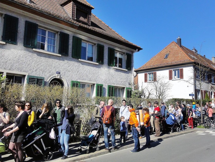 Wohnungssuchende stehen Schlange vor einer Liegenschaft in Zürich (Archivbild).