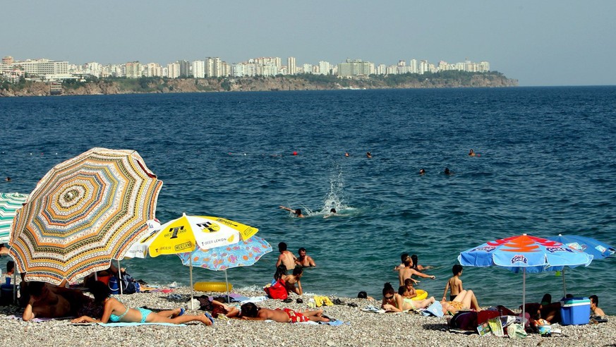 epa01048323 Turkish people enjoy in a sunny day at Konyaalti beach in Antalya, Turkey on 26 June 2007. German high school student Marco Weiss, 17, will stand trial at the Antalya Law Court on 06 July  ...