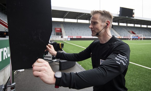 Super League Schiedsrichter Alain Bieri konsultiert eoinen Bildschirm und kommuniziert mit einem Video-Assistenten bei der Vorbereitung der Einfuehrung des Video Assistant Referees (VAR) der Swiss Foo ...