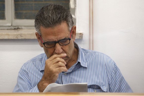 epa06864913 Gonen Segev (C), a former Israeli cabinet minister indicted on suspicion of spying for Iran, is seen in court in Jerusalem, Israel, 05 July 2018. EPA/RONEN ZVULUN / POOL