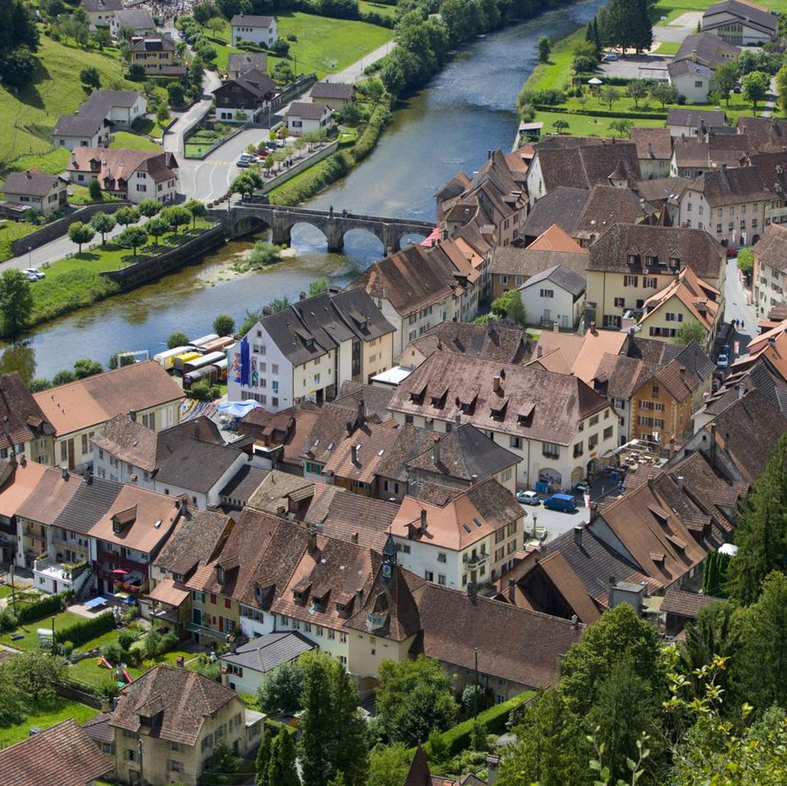 View onto the village Saint-Ursanne and the river Doubs in the canton of Jura, Switzerland, pictured on August 2, 2008. (KEYSTONE/ Martin Ruetschi)

Blick aus der Vogelperspektive auf Saint-Ursanne un ...