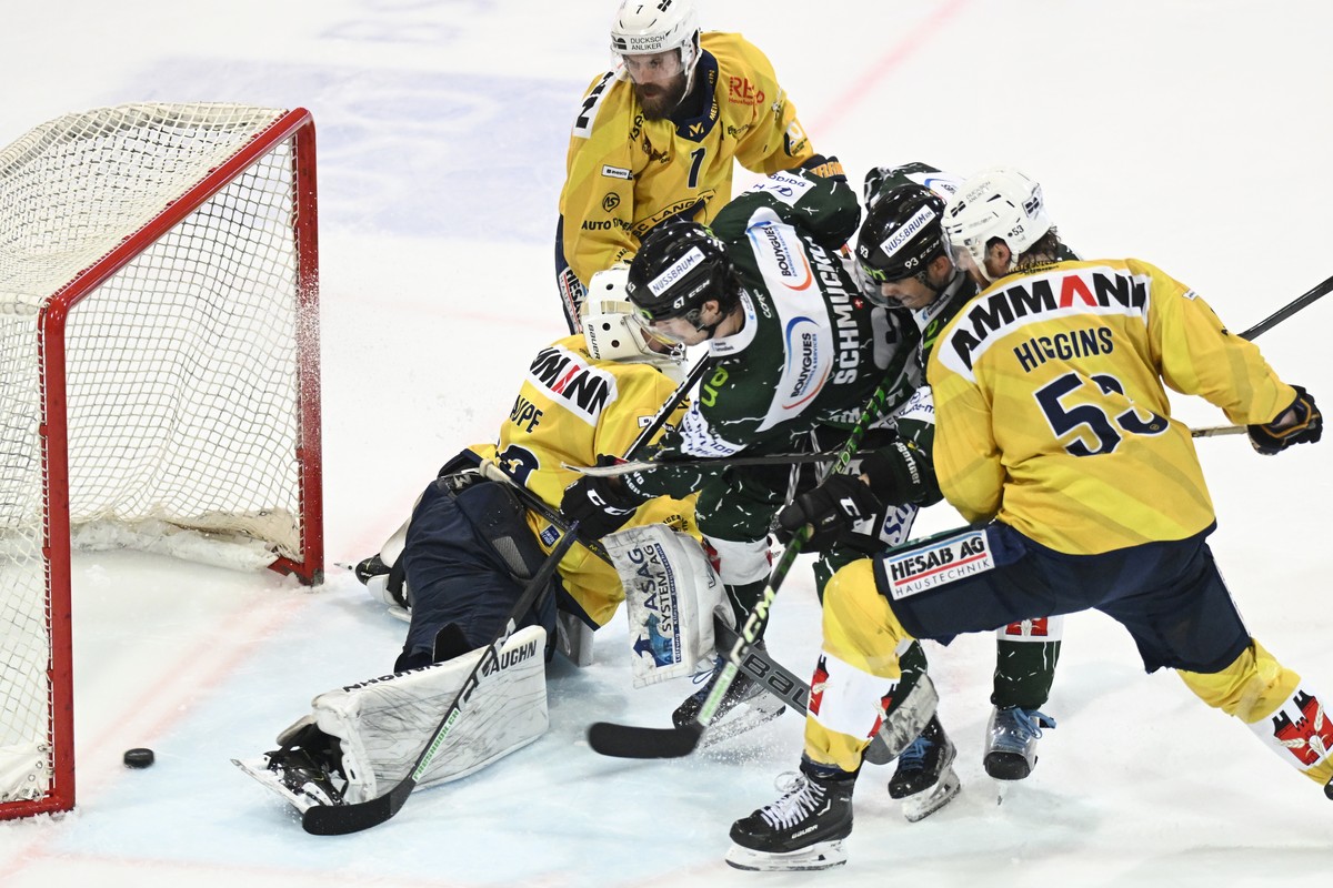 Oltens Florian Schmuckli, Mitte, erzielt das 4:2 gegen Langenthals Goalie Elien Paupe, Haralds Egle, hinten und Tyler Higgins, rechts, waehrend dem Viertelfinal Spiel 5 der Swiss League, zwischen dem  ...