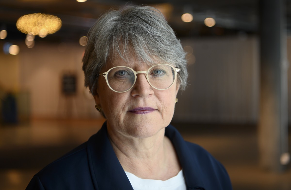 Pfrn. Rita Famos, Praesidentin der Evangelisch-reformierten Kirche Schweiz, posiert nach der Medienkonferenz ueber den Bericht nichtstaendigen Untersuchungskommission der EKS zu den Vorfaellen im Zusa ...